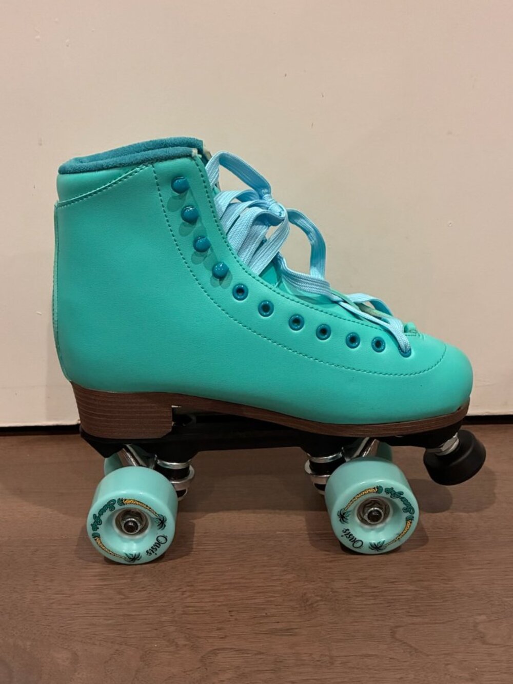 🛼 NEW Sure-Grip Boardwalk Outdoor Roller Skates – Oasis – Women's Size 8
